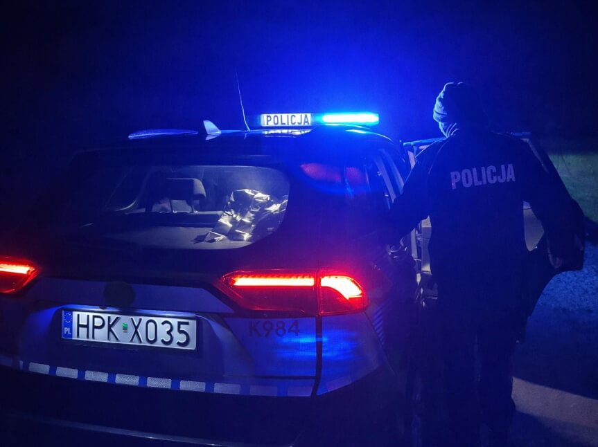 Spał na środku drogi krajowej nr 28. W porę zauważyli go policjanci
