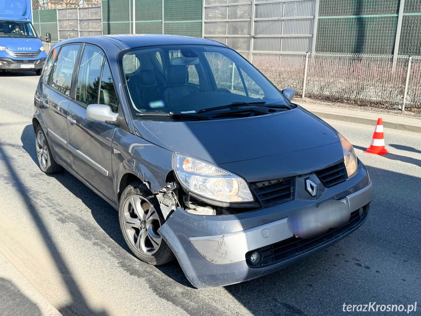 Kierujący Renault uderzył w ciągnik siodłowy
