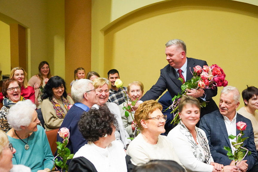 Koncert, wystawa i kwiaty dla pań. Dzień Kobiet w Jedliczu