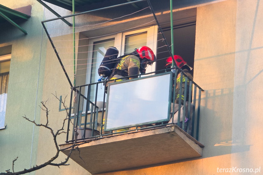 Pożar na balkonie. Na miejscu strażacy i policja