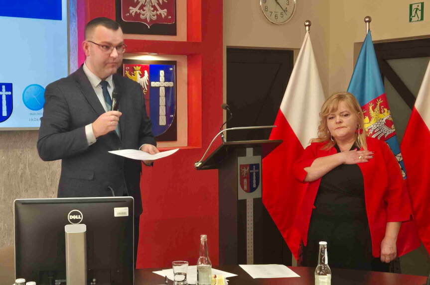 Rada Powiatu Krośnieńskiego w pełnym składzie. Ślubowanie złożyła nowa radna