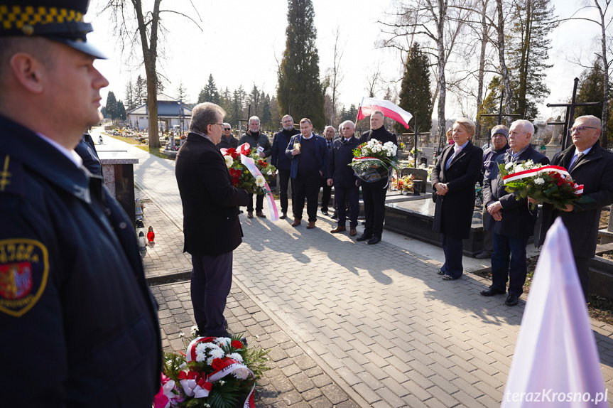 Kwiaty i znicze przy obelisku Żołnierzy Wyklętych