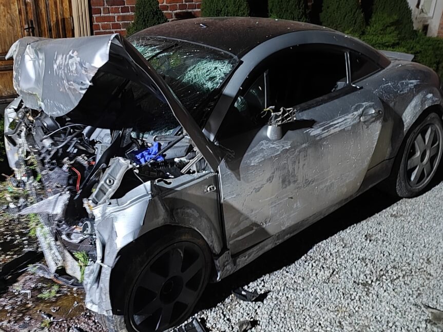 19-latek wjechał w przystanek i budynek piekarni