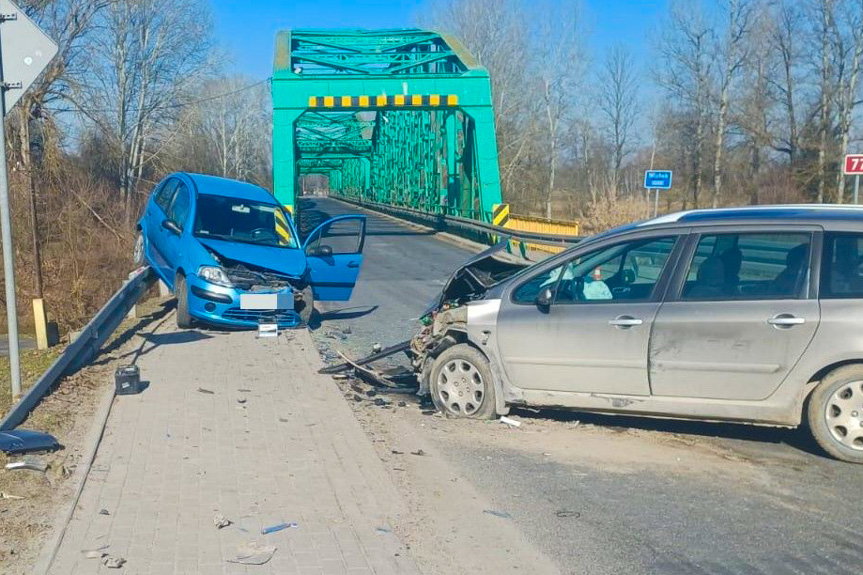 Czołowe zderzenie w Tryńczy. Dwie osoby w szpitalu