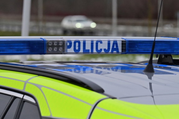 Nietrzeźwy kierowca Opla wjechał w nasyp ronda