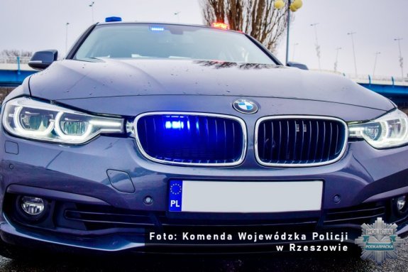 Ciemne szyby, mała tablica i jazda buspasem. Kierowca może mieć poważne kłopoty