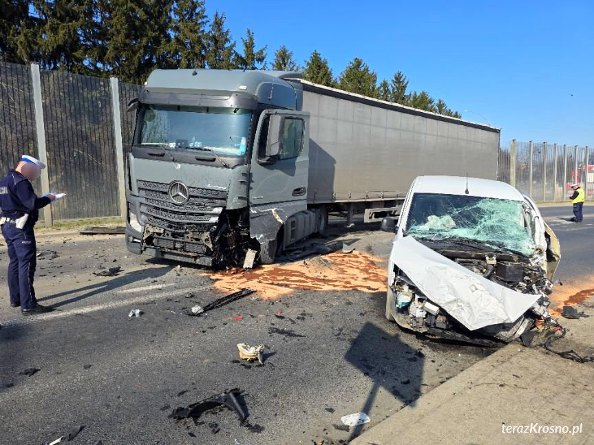 Czołowe zderzenie dwóch samochodów w Jaśle