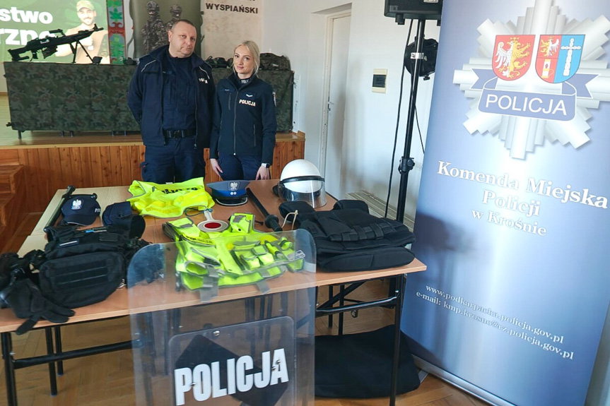 Policyjne stoisko przyciągnęło uczniów - rozmowy o służbie i rekrutacji