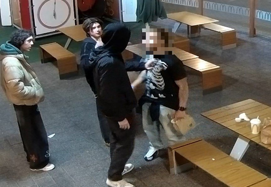 Policja poszukuje mężczyzn ze zdjęć - sprawcy uszkodzenia ciała i świadków zdarzenia