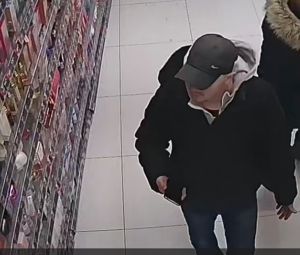 Skontaktuj się z niżańską Policją jeśli rozpoznajesz mężczyznę ze zdjęć