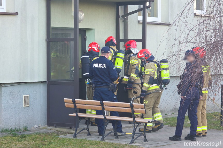 Pożar na balkonie. Na miejscu strażacy i policja