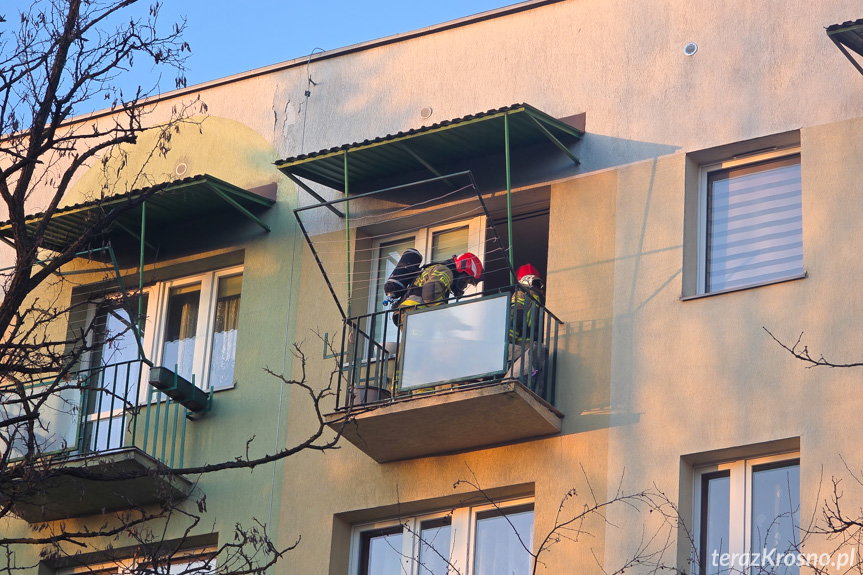Pożar na balkonie. Na miejscu strażacy i policja