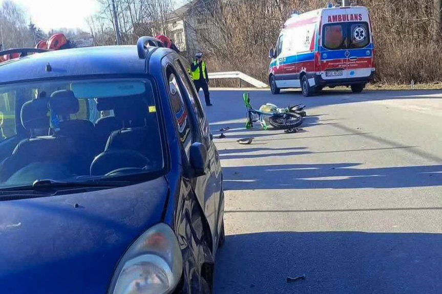 Motocyklista stracił kontrolę na łuku i uderzył w toyotę