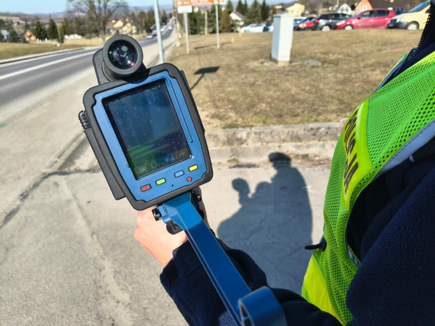 Pędził Mercedesem 103 km/h w terenie zabudowanym