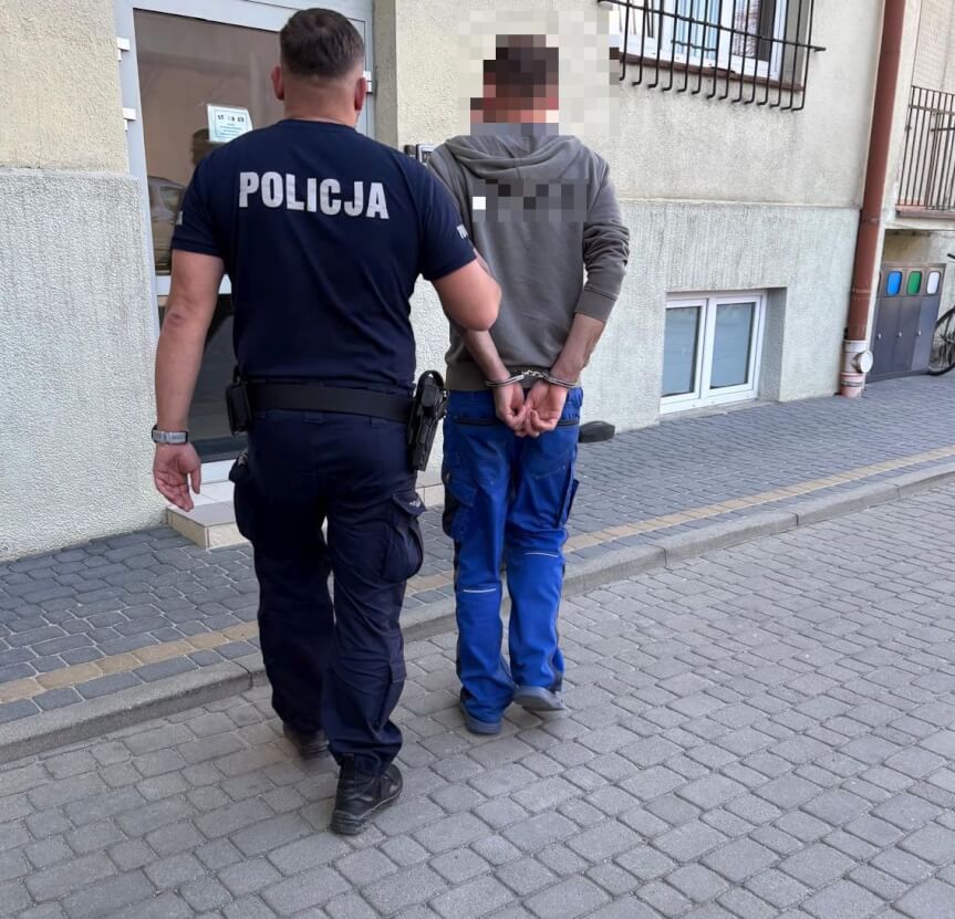Pijany 40-latek znieważył policjantów i uszkodził radiowóz