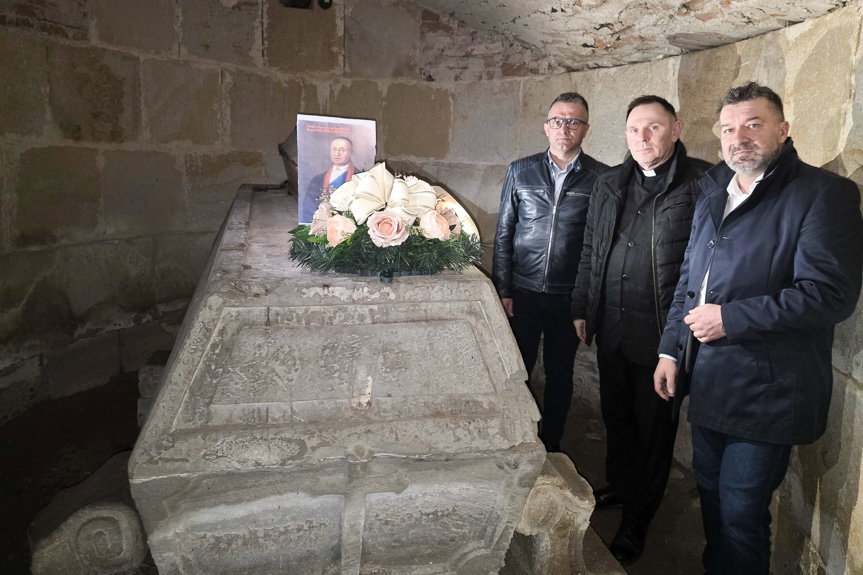 Kwiaty i modlitwa w hołdzie dla Józefa Ossolińskiego