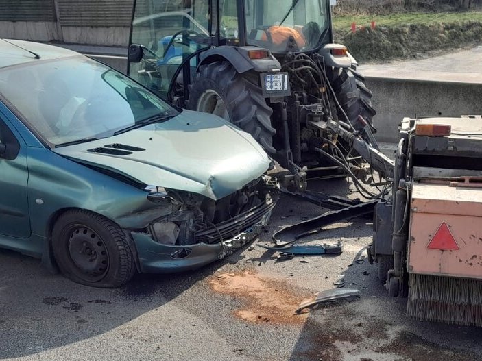 Peugeot zderzył się z ciągnikiem rolniczym. Jedna osoba została ranna