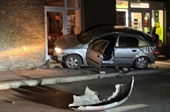Wjechał w budynek sklepu. Policja podała szczegóły