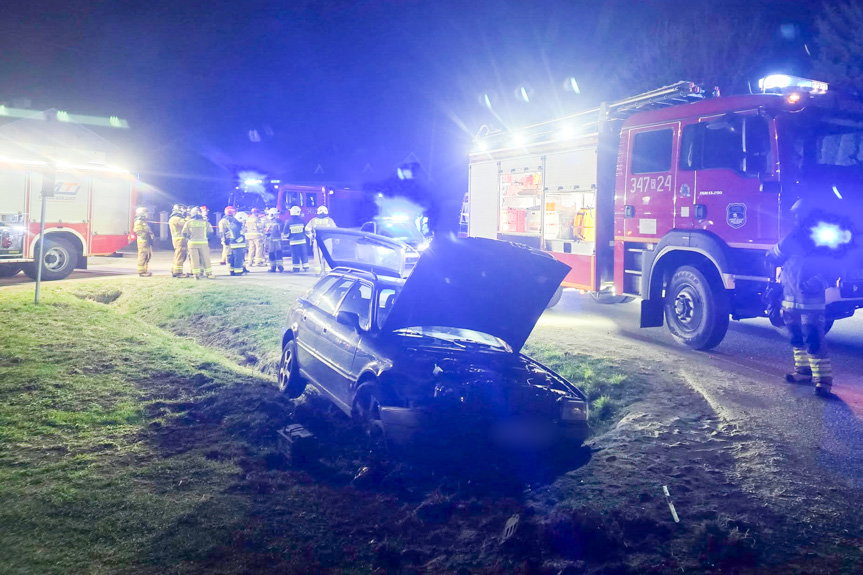 Kierujący Audi zakończył jazdę w rowie
