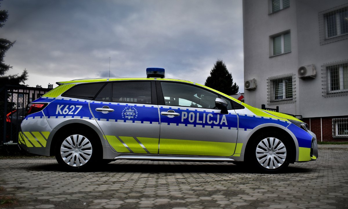 Mercedes na uboczu - w środku narkotyki i 44-letni kierowca