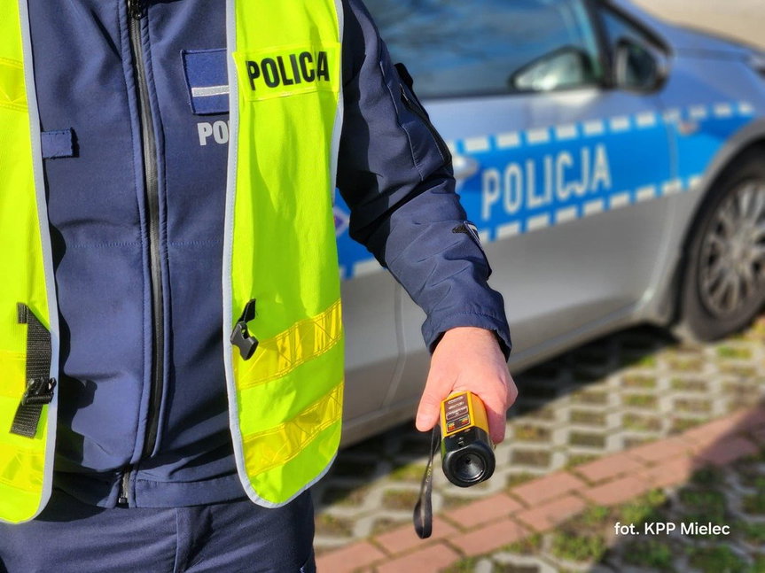 Alkohol i jazda nocą - policjanci zatrzymali kierującego BMW