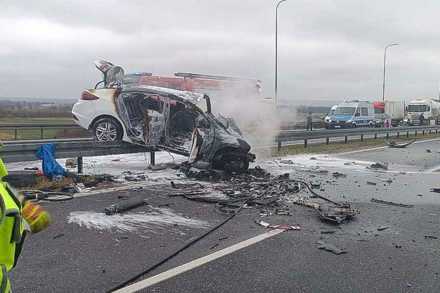 Tragiczny wypadek i pożar samochodu na S19