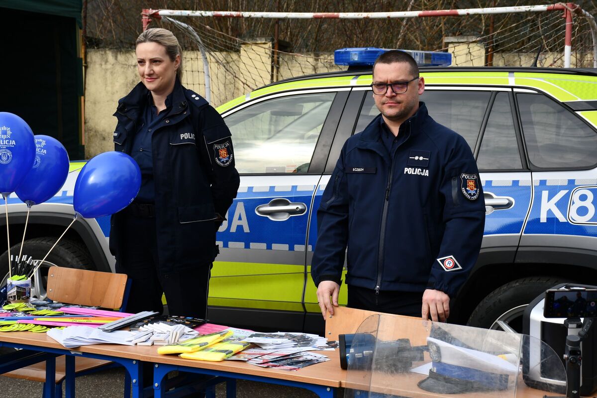 Dzień otwarty z policjantami - uczniowie poznali ścieżkę do służby