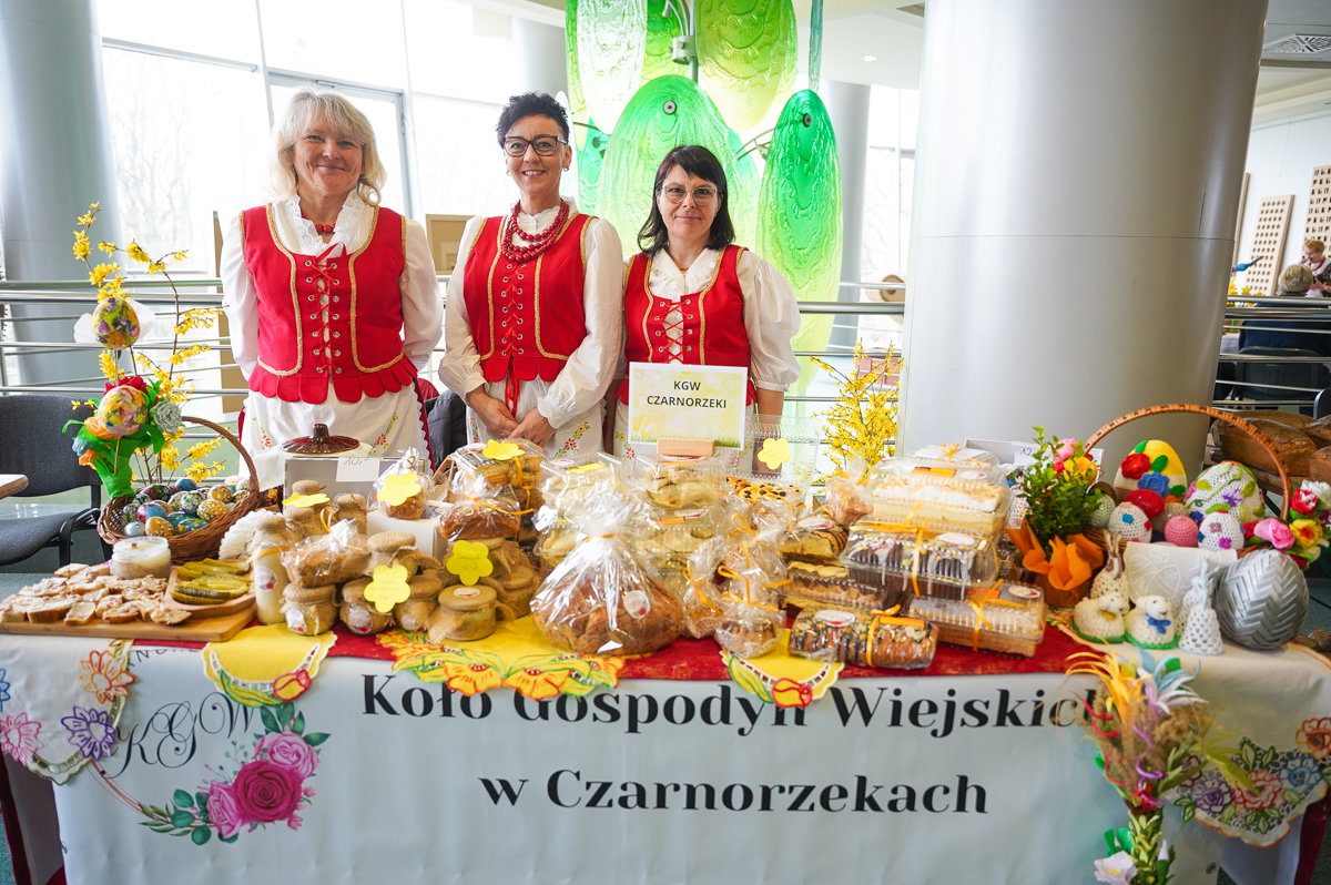 Lokalni twórcy i tradycyjne smaki na kiermaszu wielkanocnym w Krośnie