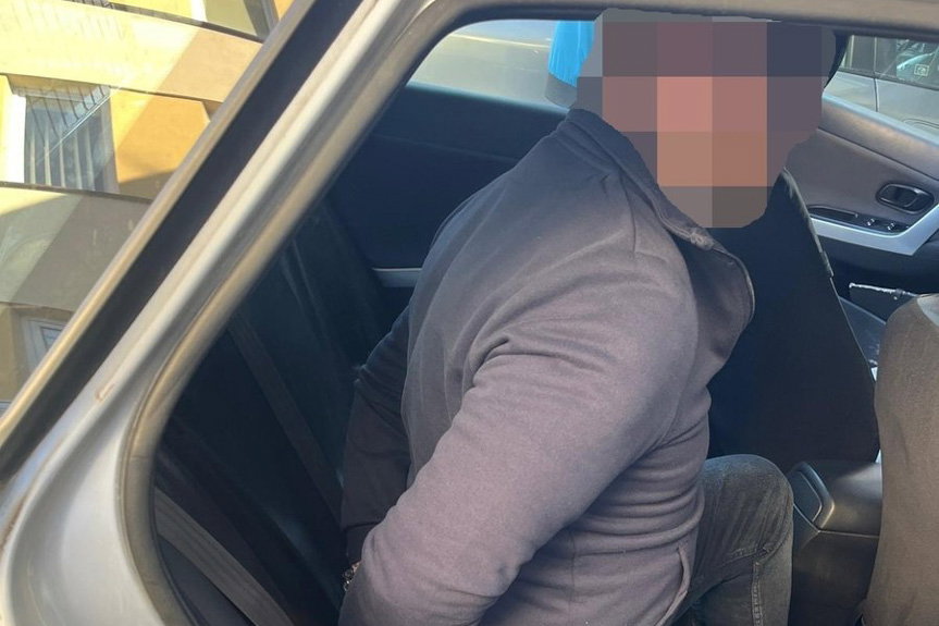 Mężczyzna ścigany za poważne przestępstwa zatrzymany przez policję