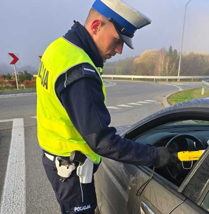 Pijany kierowca uderzył w zaparkowane auto. Świadek odebrał mu kluczyki