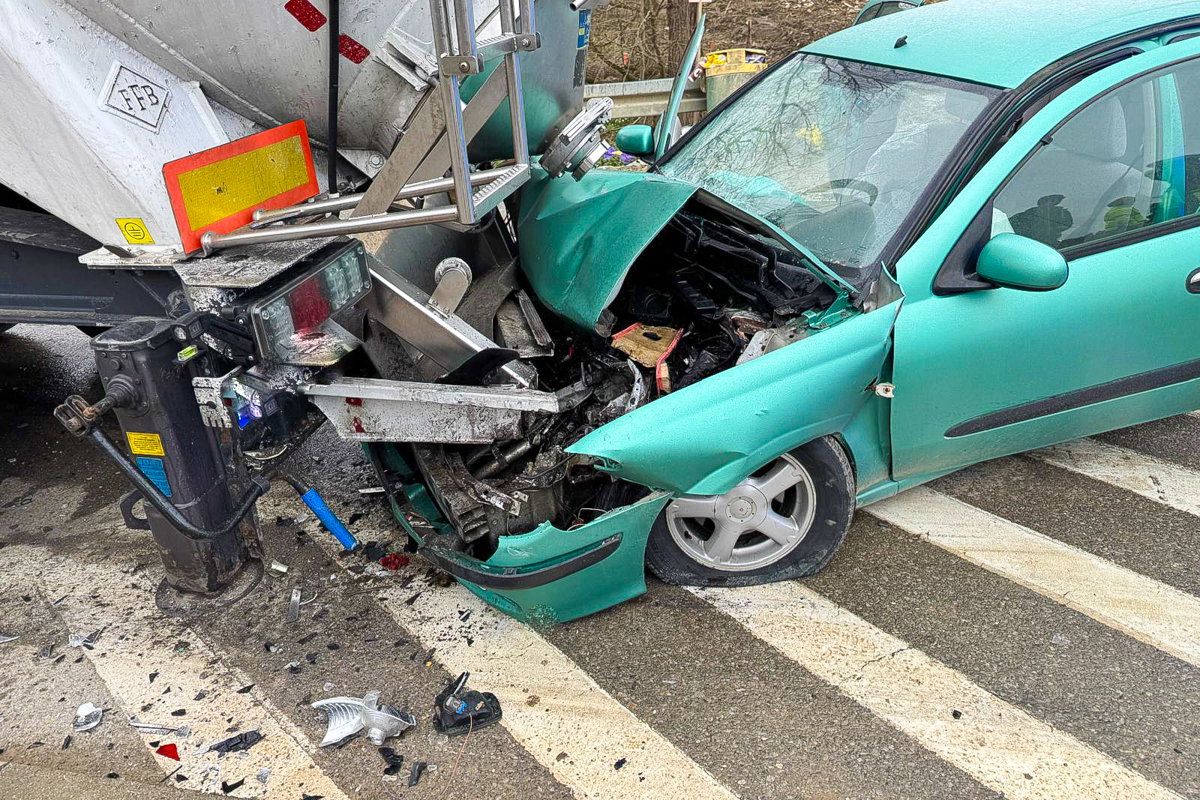 Kompletnie rozbity Nissan na DK19. Groźna kolizja w Komborni