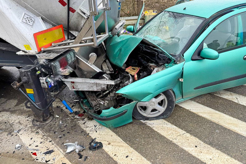 Kompletnie rozbity Nissan na DK19. Groźna kolizja w Komborni