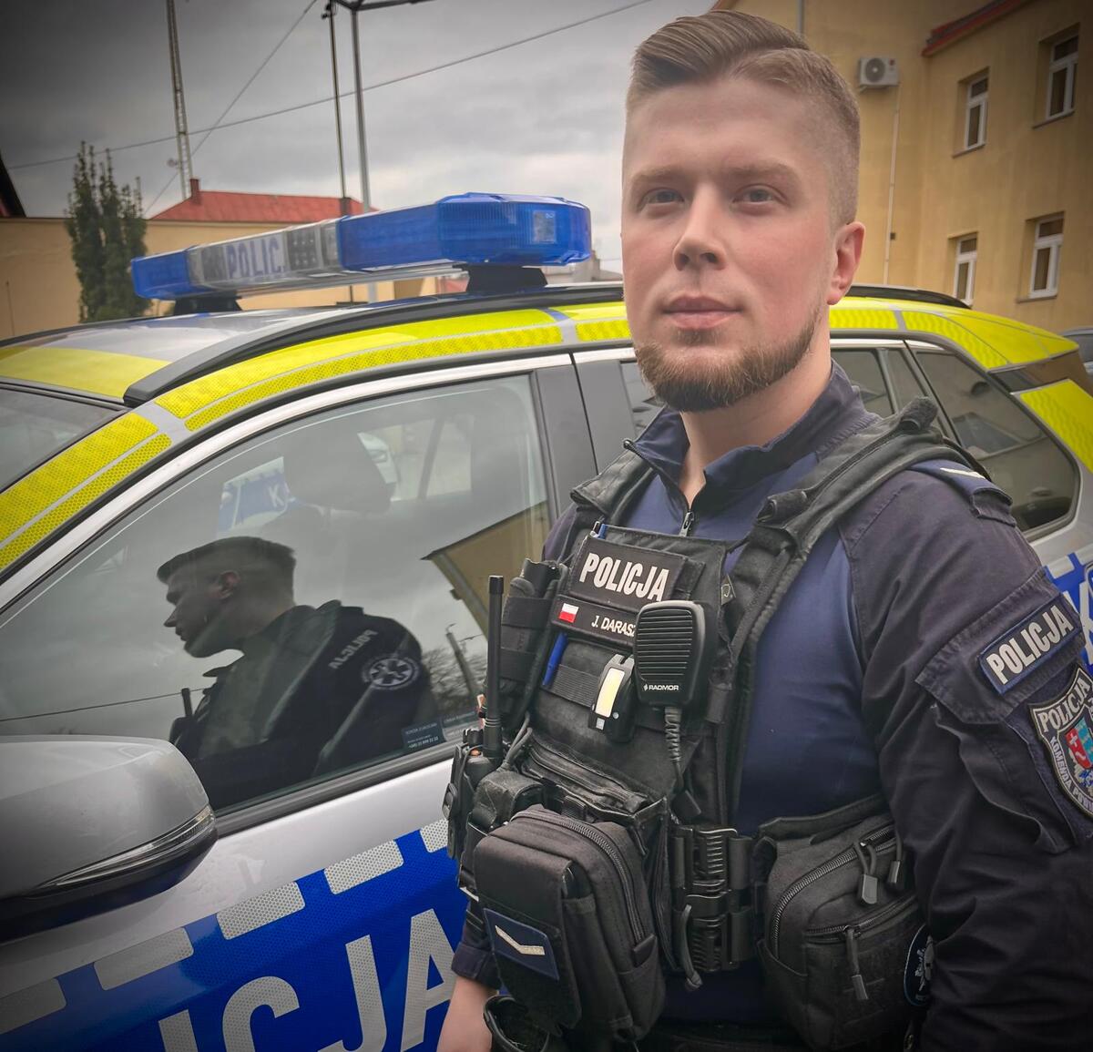 Silne zadymienie i ogień przy domu. Policjanci ruszyli do działania