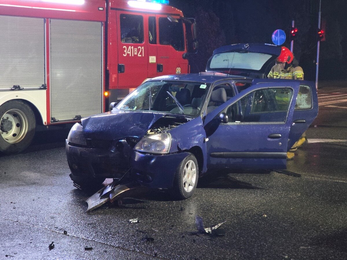 Dwa rozbite auta i zablokowane skrzyżowanie. Nocne zdarzenie w Krośnie