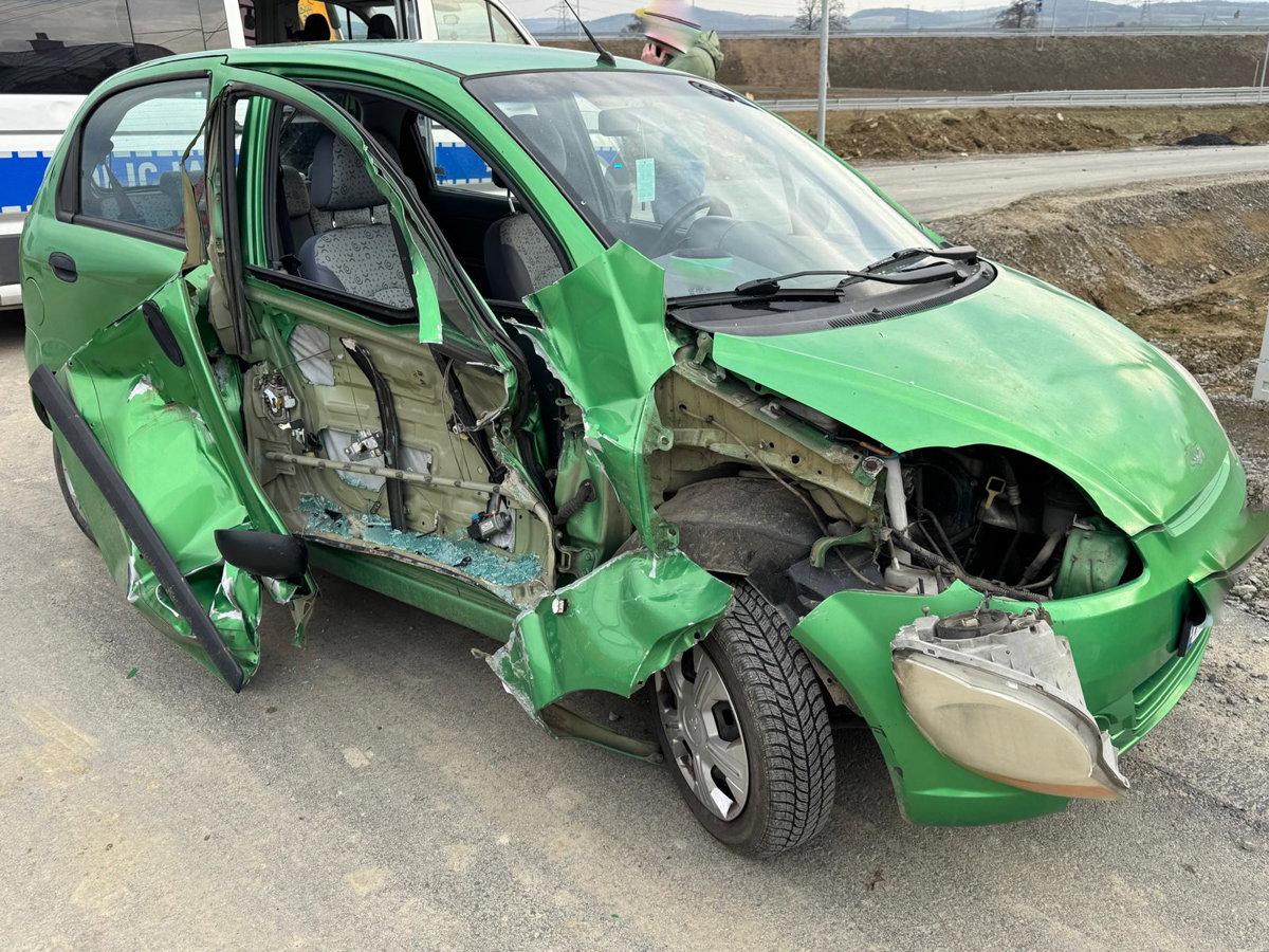 Tak wygląda Chevrolet po kolizji z koparko-ładowarką