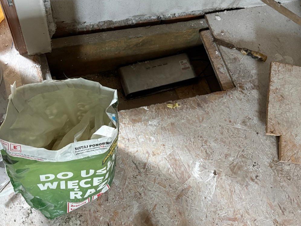 Narkotykowa skrytka w podłodze. Zatrzymano dwoje podejrzanych