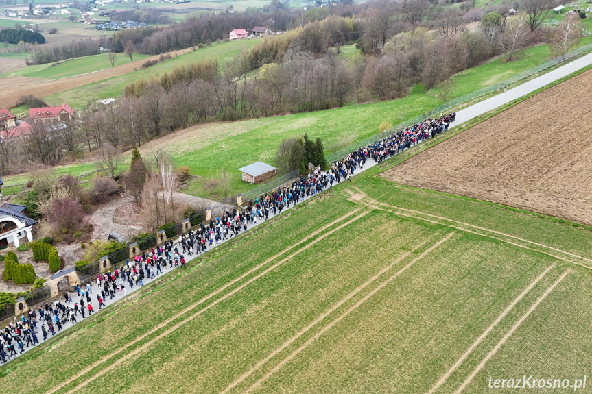 Wielkanocna refleksja na tle majestatycznych krajobrazów. Droga krzyżowa w Korczynie