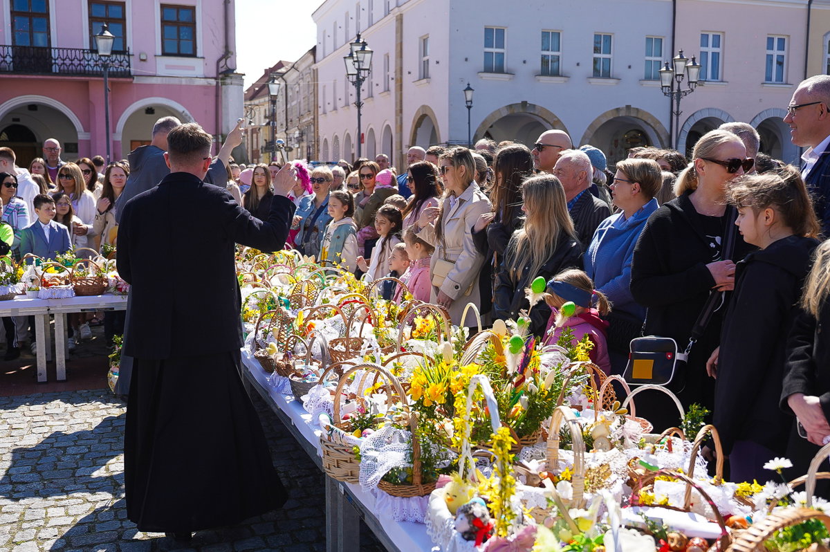 Wielkanocne święcenie pokarmów na krośnieńskim Rynku