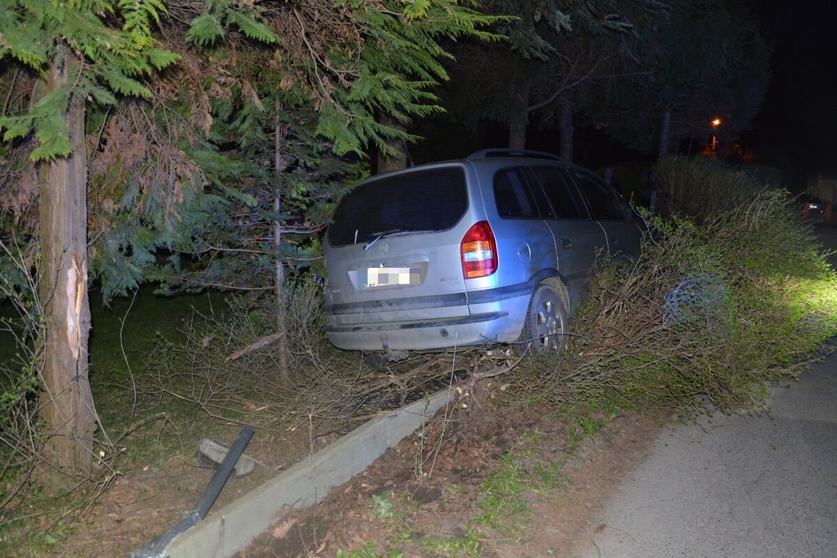 16-latek bez prawa jazdy i pod wpływem alkoholu wjechał w ogrodzenie