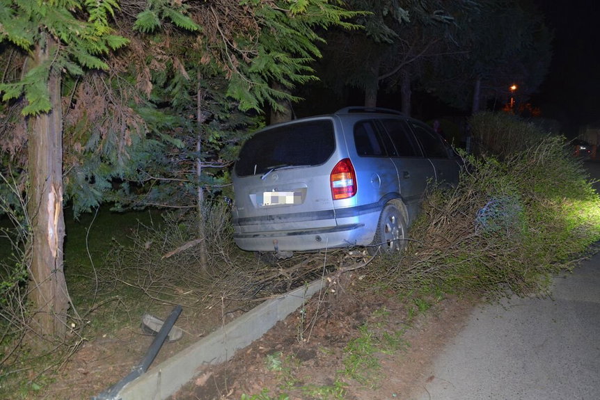16-latek bez prawa jazdy i pod wpływem alkoholu wjechał w ogrodzenie