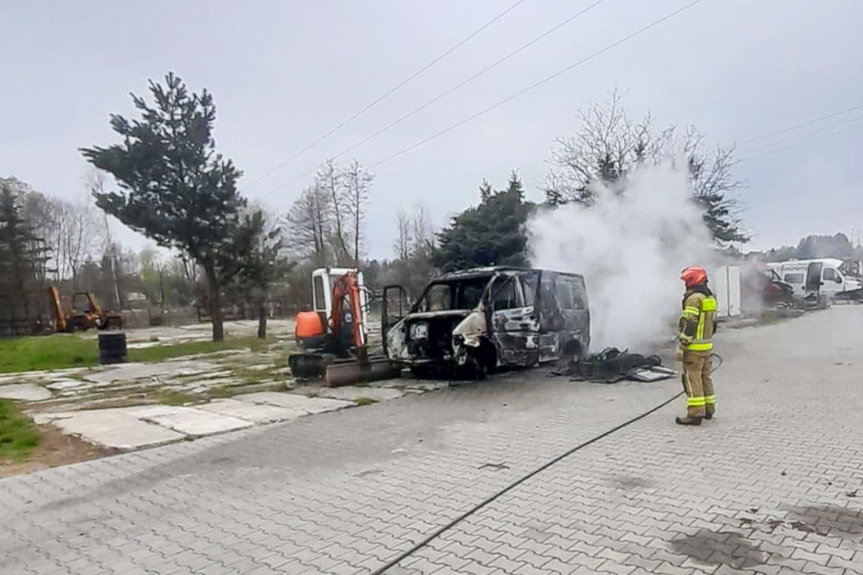 Płomienie na ulicy Granicznej w Jaśle. Samochód spłonął niemal doszczętnie