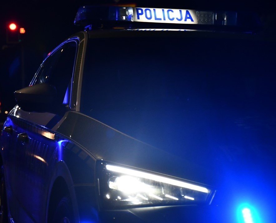 27-latek zatrzymany po pościgu. Audi, którym próbował uciekać, ugrzęzło w ziemi