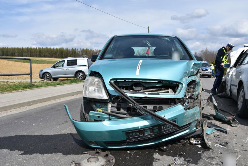 Chciał uniknąć kolizji, doprowadził do wypadku. Trzy osoby ranne