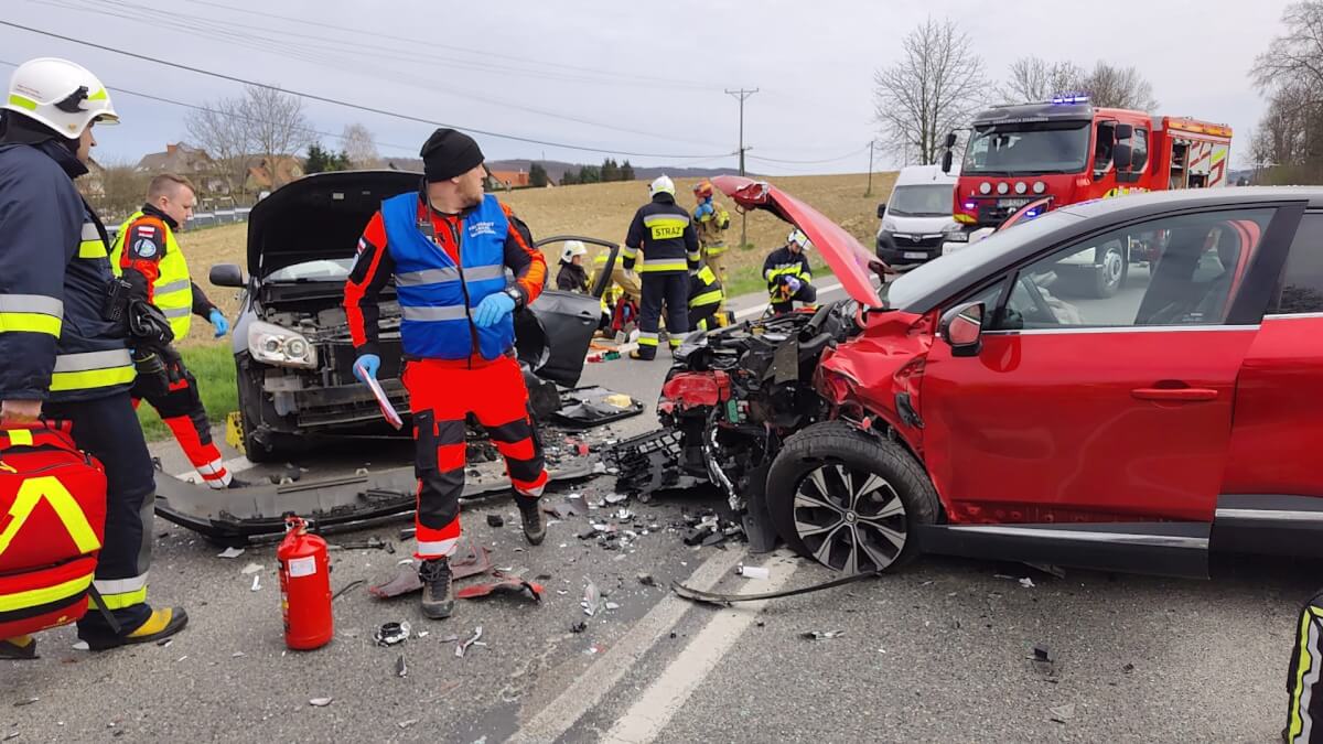 Zderzenie dwóch samochodów. Cztery osoby trafiły do szpitali