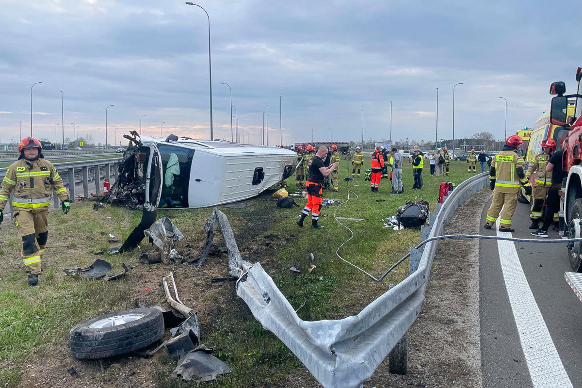 Bus rozbił się o bariery na A4. Na pomoc ruszyli żołnierze