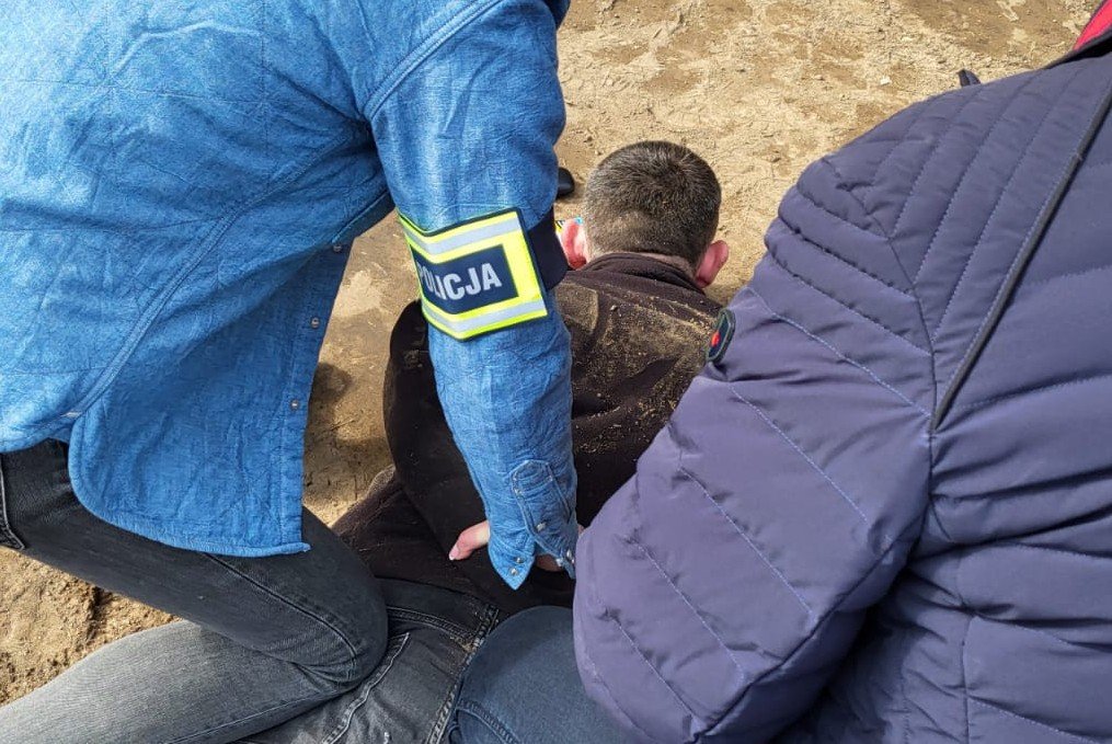 Szybka reakcja i pościg. Policjanci zatrzymali kierowcę skradzionego auta