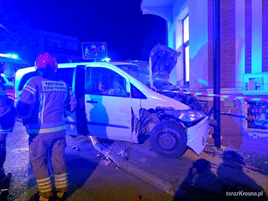 Jedlicze. Uderzył w ogrodzenie, samochód i urząd