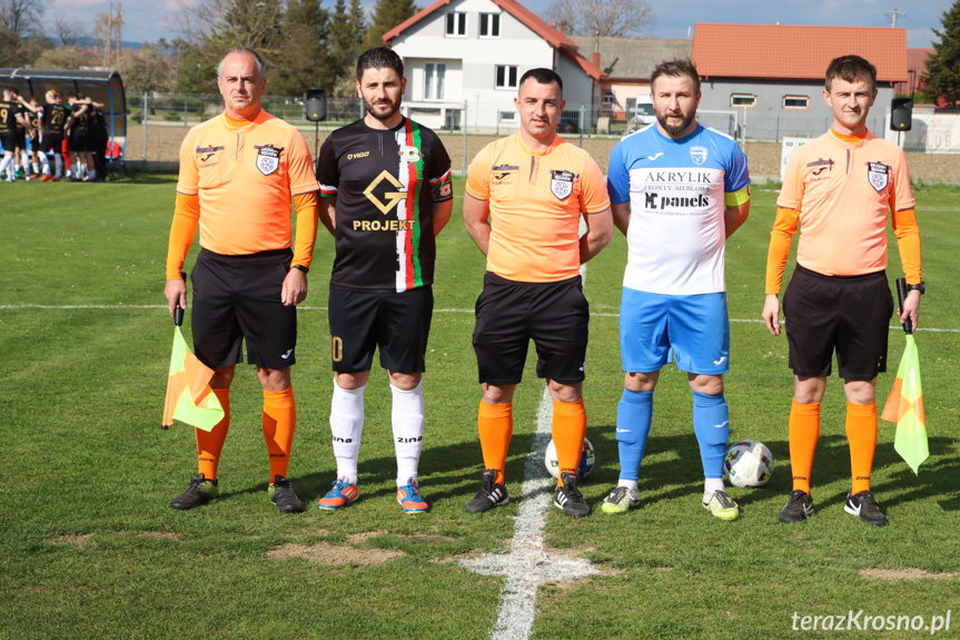 Sędziowali (od lewej): Krzysztof Łuksa, Mateusz Dziok, Piotr Kochański; na zdjęciu z kapitanami drużyn - Gracjanem Hędrzakiem i Sebastianem Kubusiakiem