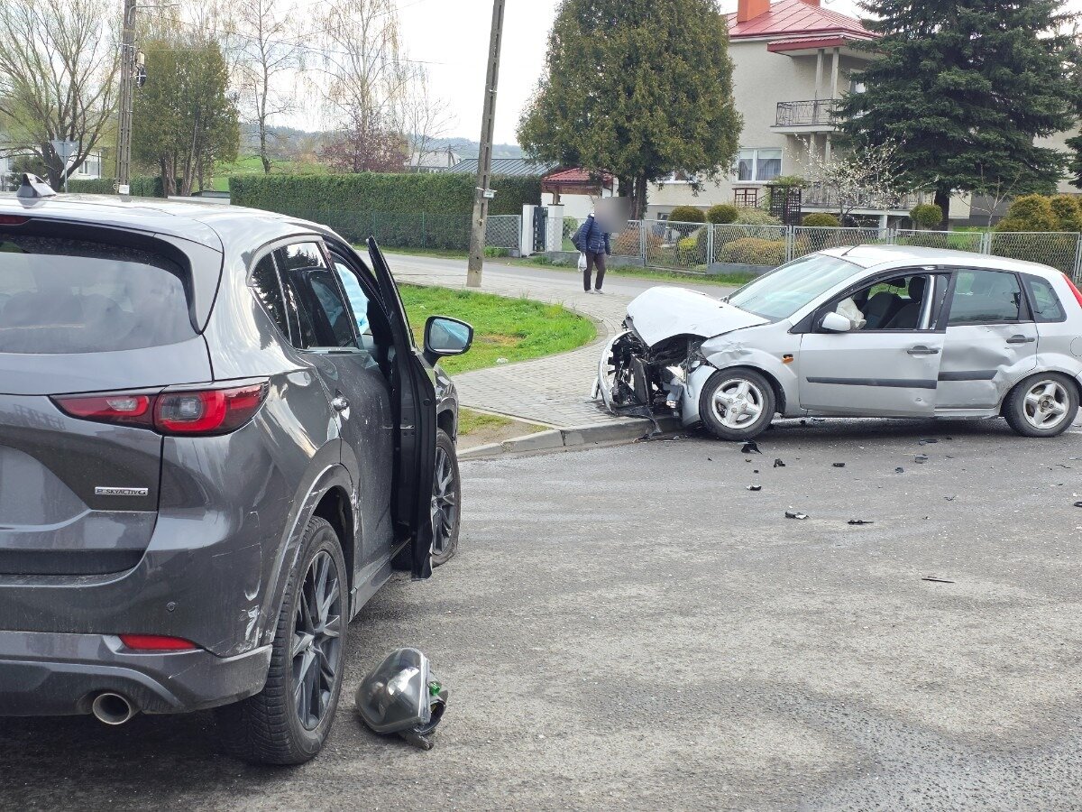 Zderzenie dwóch samochodów w Kopytowej