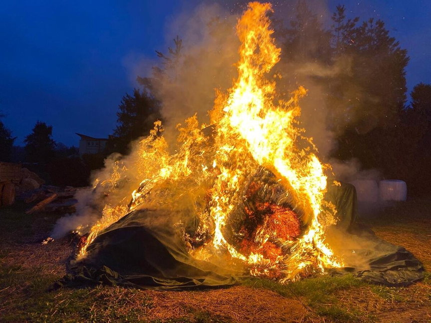Awantura domowa zakończyła się pożarem siana i zatrzymaniem 30-latka